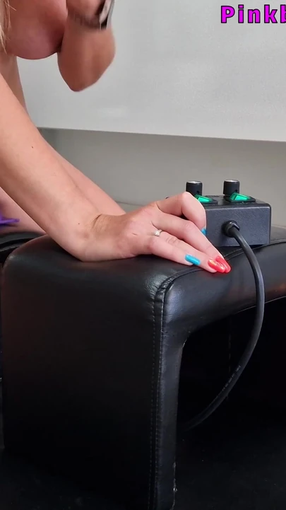 Завораженный момент из "Симпатичная милфа развлекается с ее секс-машиной на сибиане в любительском видео"