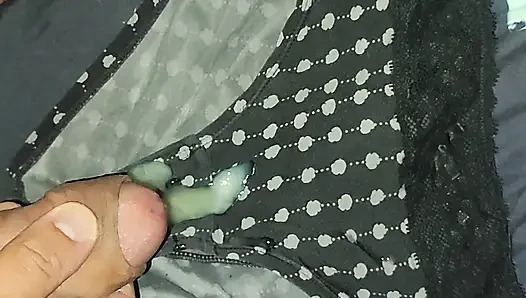 Yatılı okulda bir kızın külotuyla mastürbasyon boşalması