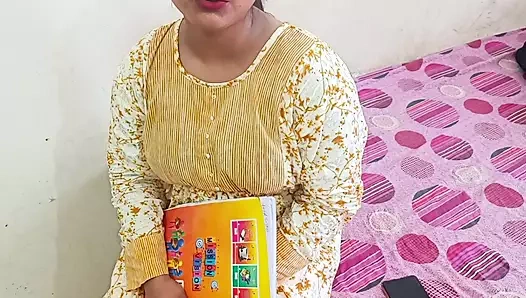 Genç 18 yaşındaki ateşli kız hiç seks yapmamış ve onu domaltarak net Hintçe sesle sikiyor