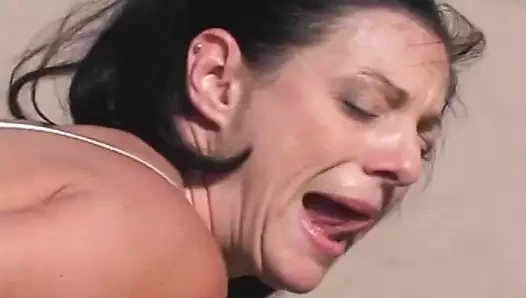 Sıcak milf gets yaraklı sert ve hızlı