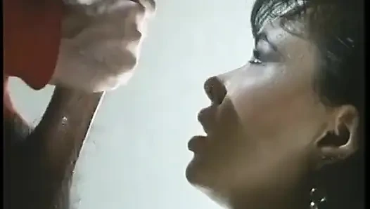 İki seksi esmer evlerinde bir adamla sikişiyor