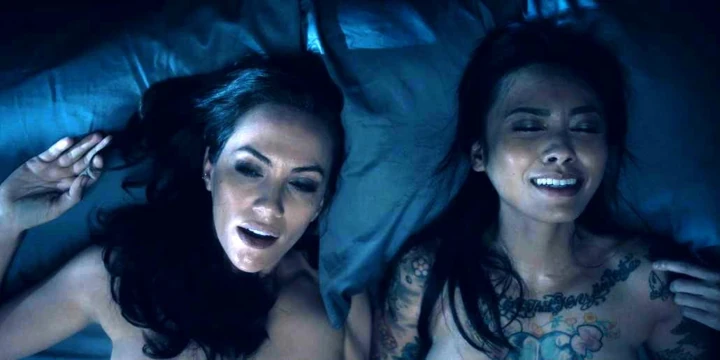 Kate siegel, levy tran ve victoria pedretti çıplak aşk sahneleri
