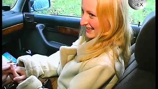 Sarışın kız erkek arkadaşının onu arabada parmaklasına izin veriyor