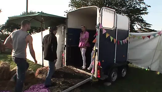 Noelle yarak hakkında olabildiğince çok şey öğrenmeye aç