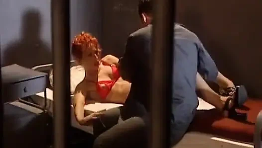 Sürtük hapishane hücresinde sikiliyor