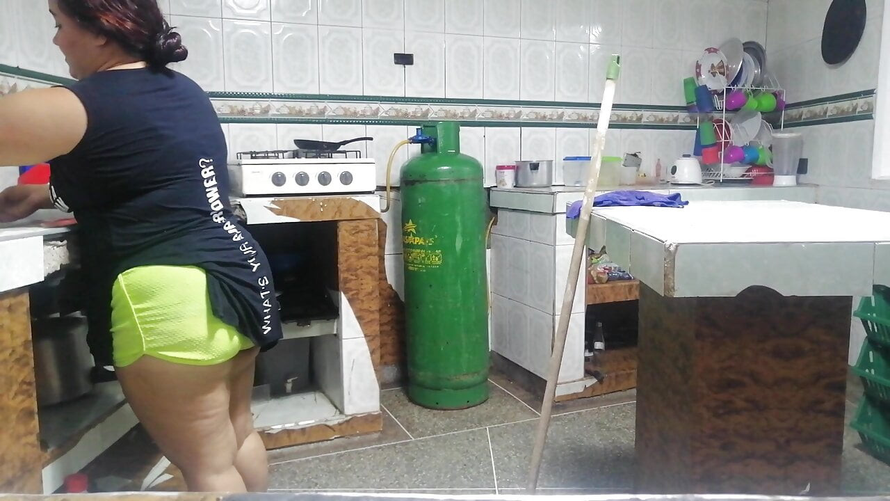 Üvey annem babamın haberi olmadan beni becermek için odamı temizlemeyi bırakıyor