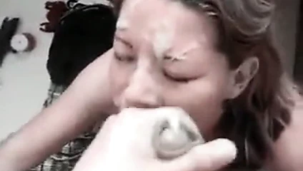 Bu kaltak seviyor boşalmak üzerinde ona yüz