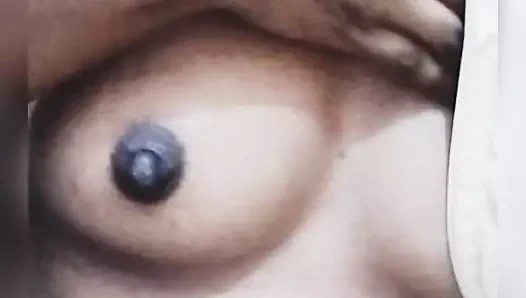 Evinde saklanarak görüntülü görüşmede erkek arkadaşına göğüslerini gösterdi