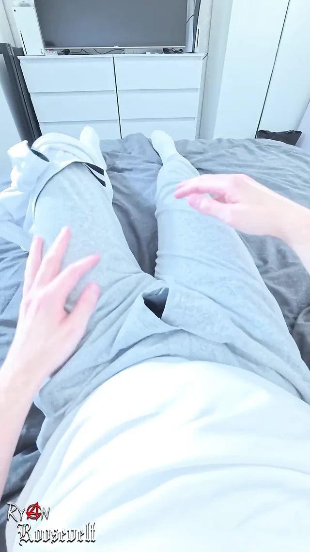 Yüksek sesle kıvranan orgazm ve iyi aydınlatılmış mastürbasyon ve edepsiz konuşmadan sonra büyük boşalma