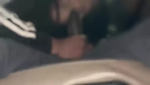 uzun bir iş gününden sonra sikimi çok iyi emiyor