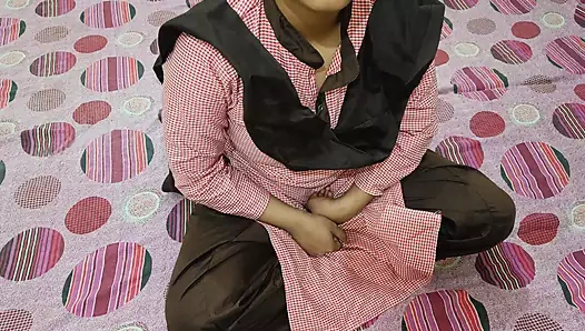 Hintli üniversiteli üvey erkek kardeş üvey kız kardeşiyle çorapla sikişiyor ve badroom'da sikişiyor ve Hintçe döllemeli seks