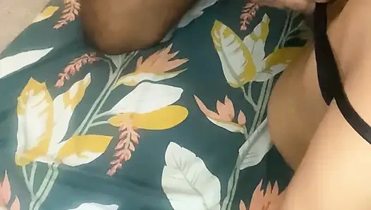 Video göğüsleri tombul gösteriyor seksi bebek bolwjob