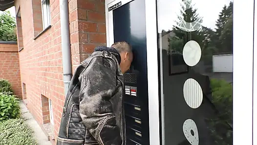 Kızıl saçlı doğal görünümlü orta yaşlı seksi kadın erkeklerinden sikişirken büyük götünü sallıyor