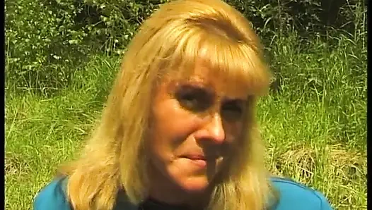 Kıllı sarışın olgun açık havada güzel vakit geçiriyor