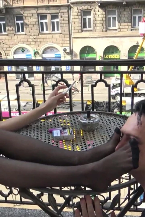 Naylon prenses açık havada ayak ibadeti - ayaklarımı yalarken hepsi görmek zorunda!