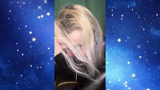 Tanrıça'nın malı! Ben tırnaklarını boyarken ve yarağını yalarken bana tanrıça söyle