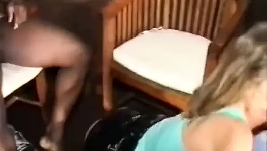 Ateşli sarışın sarışın kız siyah bir adam ve bir kulüpteki garson tarafından sikiliyor!
