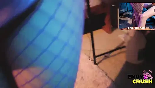 Fileli oyuncu kız dizlerinin üstüne çıkıyor