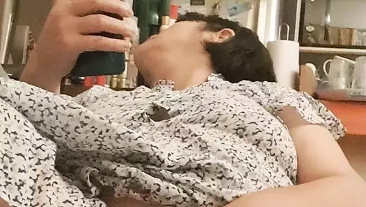 Olgun orta yaşlı seksi kadın neredeyse beni kayınbiraderime dokunurken yakalıyor