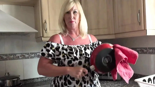 Auntjudys - büyük memeli iri güzel karın melody mutfakta seninle mastürbasyon yapıyor
