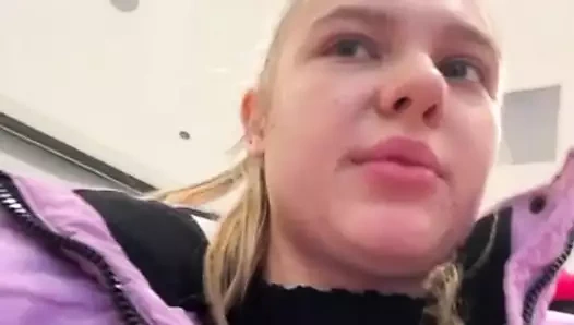 Lateksli kız soyunma odasında sikişiyor