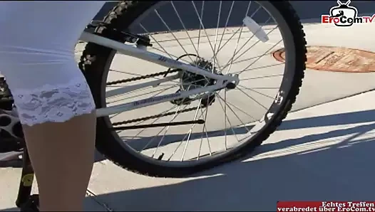 Aldı yukarı bir sarışın genç ile doğal göğüsleri ve deldi meme uçları