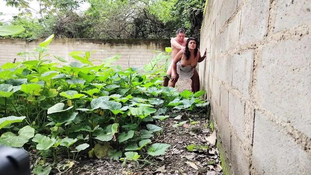 Я трахаю свою мачеху на улице, пока ее киска не полон спермы