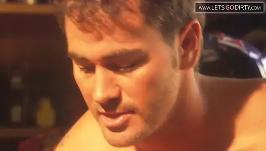 Sarışın kız açık havada sert sikilirken bisiklete biniyor