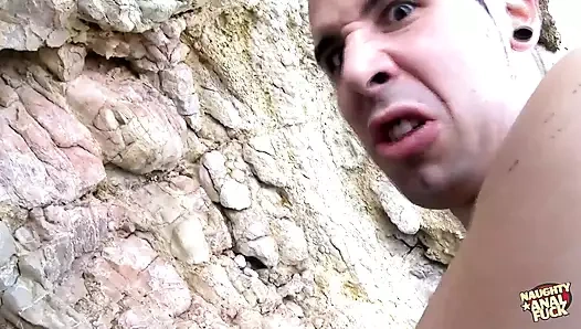 İnce zenci tenha bir plajda ince bir adamla anal seks sırasında kılını dağıtıyor.