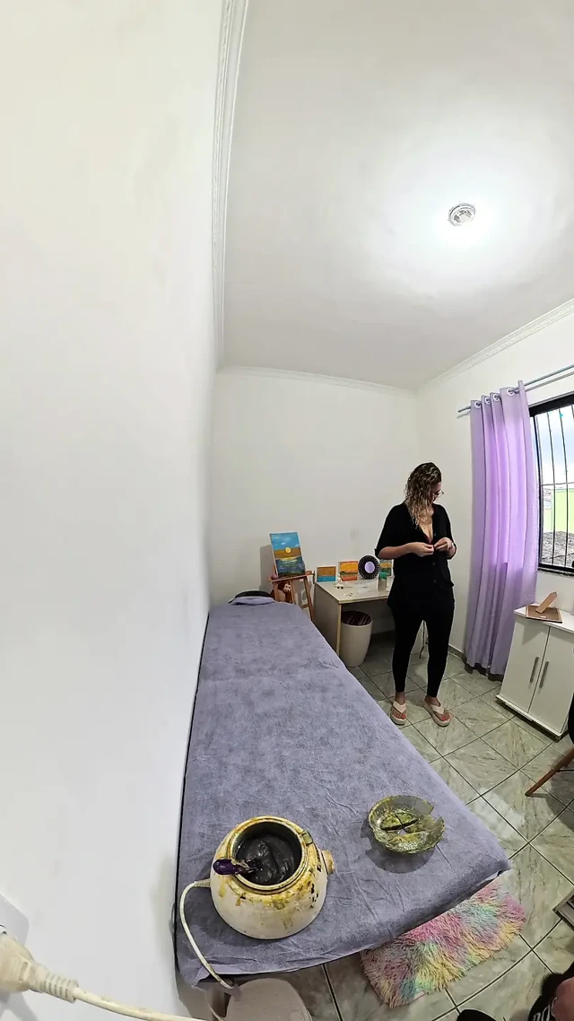 Bikini bölgesi ve anüsü için ateşli ağda ile kadın ağdası.