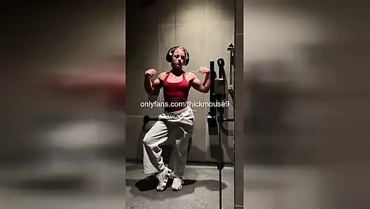 18 yaşındaki tiktok canlı spor salonu kazası: sıkı bakire amcık yırtıldı ve döllendi