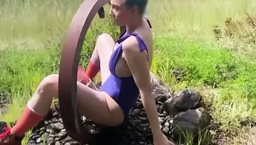 Whitney bir çeşmeye biniyor