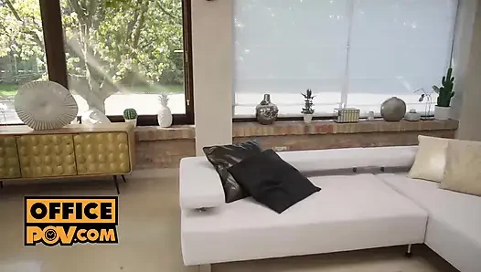 Emlakçı Coco Bae arzularını tatmin ediyor