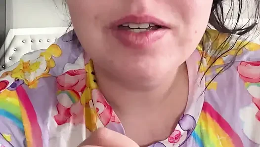 Feral Iri Güzel Orta Yaşlı Seksi Kadın Gecelikle Mastürbasyon Yapıyor