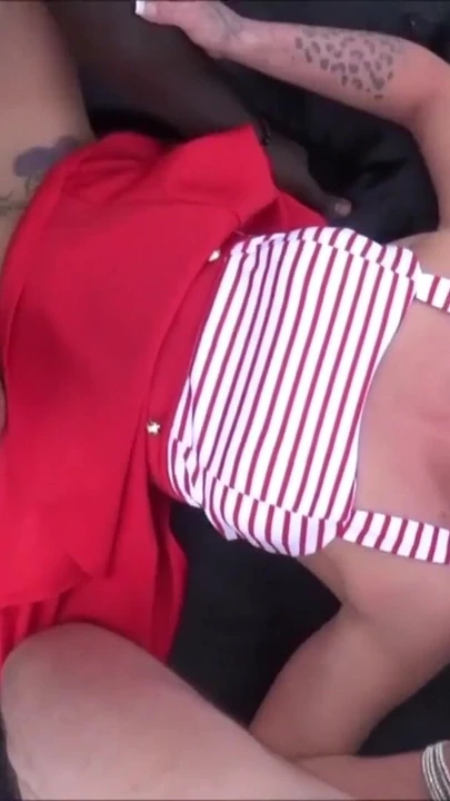 Заворачивающий момент из "Австрийская тинка Kitty соблазняется на трах с большим черным членом и другом на улице"