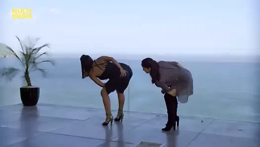 Anitta e Fernanda Souza fazendo quadradinho