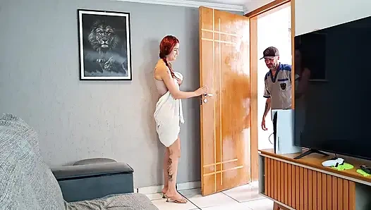 Bakım işçisi ev hanımı tarafından külotla azdırılıyor!