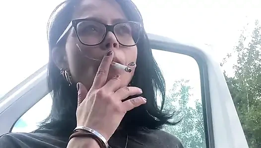 Tek başına sigara içiyor