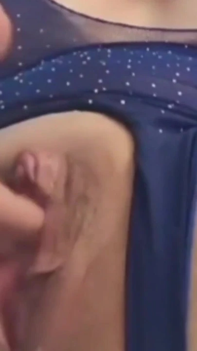 Büyük klitorisli orta yaşlı seksi kadın yakın çekimde mastürbasyon yapıyor | Klip 2