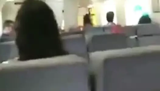 Güzel sarışın trene biniyor xx...çok lezzetli