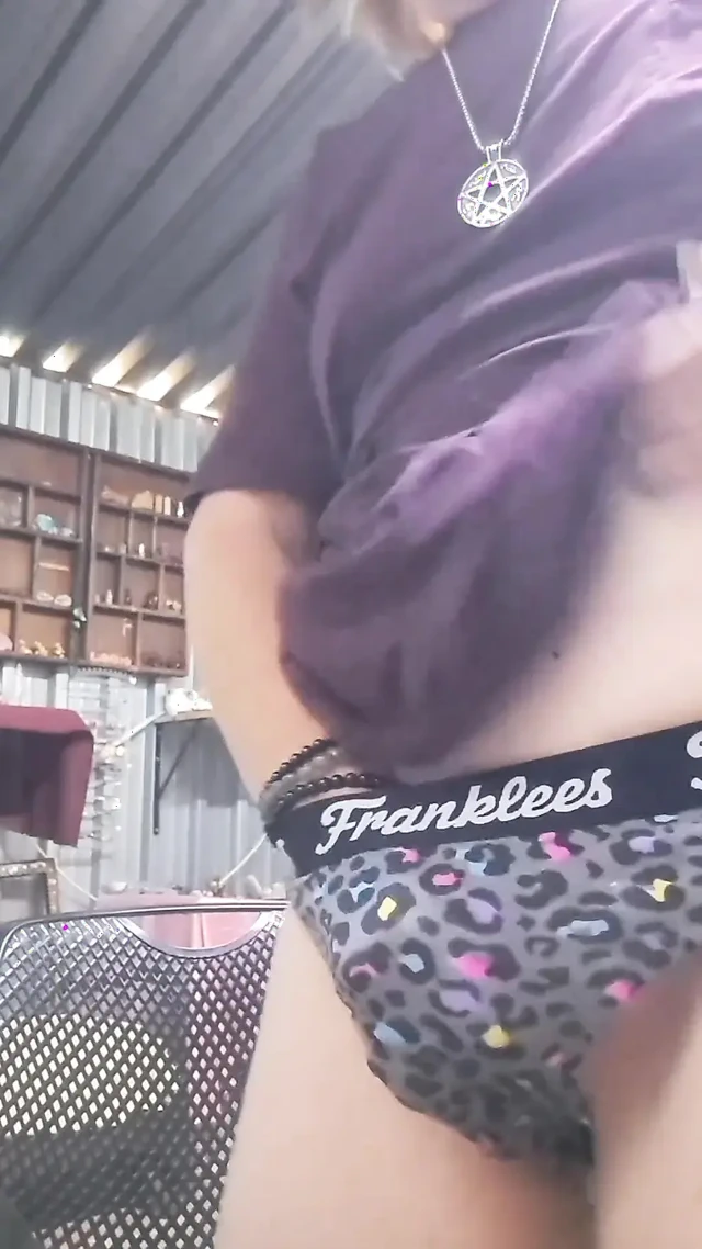 Dükkanımın dışında oynuyorum