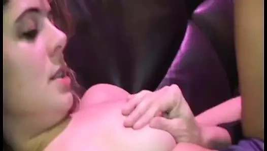 Alman sarışın güzel arka bahçede bir adamı emiyor ve biniyor