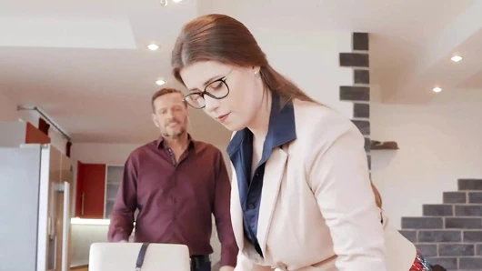 Emlakçı bayan lyne yanick motorlu tekneyi göğüslerini yapıyor ve onu evi satın almaya ikna ediyor - reality kings