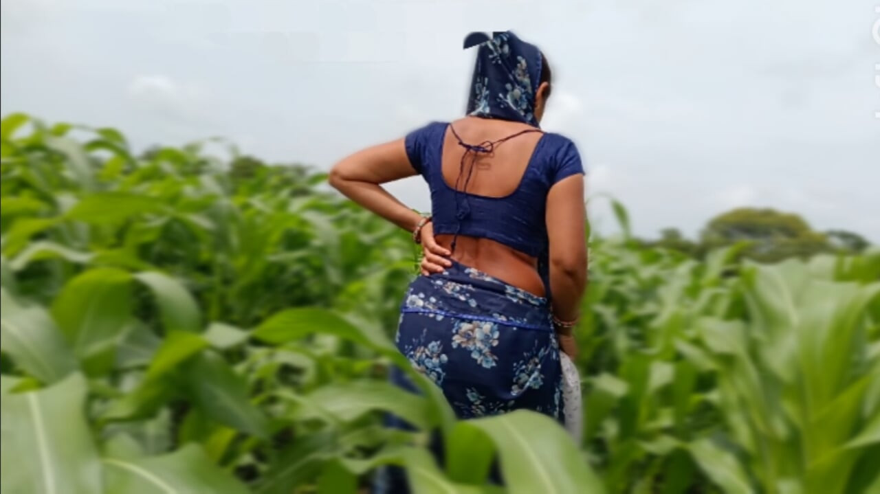 Desi gaon ki Bahu Makka ki khet mein Apne dedi ki bubs dabakar mein ungali Dal Apne sasur Ji ko dikh rahi hai sasur ji Meri gand maar yap