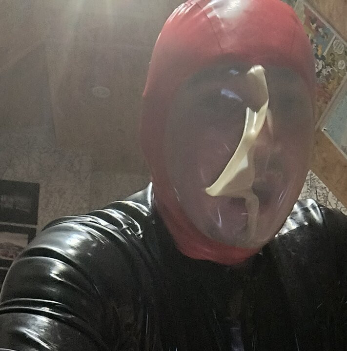 Nefes oyun maskesi ve lateks catsuit