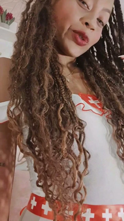 Kıyafeti seç, havayı belirle, senin için çekeceğim. Özel video için bana mesaj at