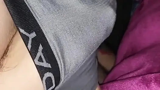 Anne ayaklarını pantolonunun altına kaydırıyor ve ayakla mastürbasyon yapıyor