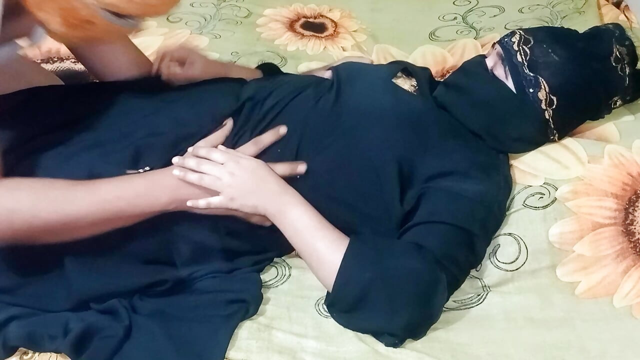 Seksi tesettürlü üvey kız kardeşimle seks yapıyorum