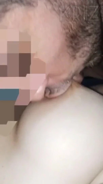 En iyi arkadaşım yüzümü sikiyor ve meme uçlarımı emiyor ve sonra büyük doğal göğüslerime çıkıyor | Klip 1