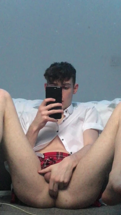 Твинк в школьной одежде играет со своей дыркой